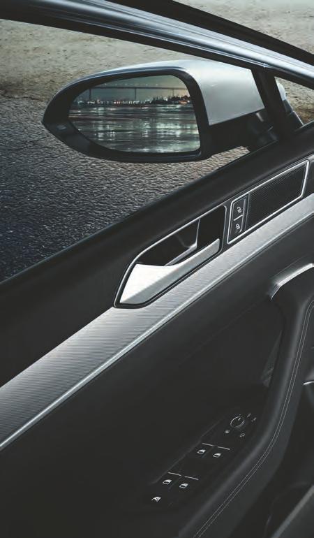 03 Myös autoon astuttaessa Passat ja Passat Variant ihastuttavat R-Line-paketillaan. Pakettiin kuuluvat mm.