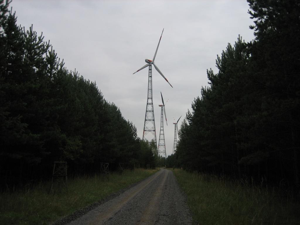 105-115 m, jolloin alin lentoestekorkeus ei rajoita voimaloiden rakentamista TuuliWatti Oy:n Porin Tahkoluodon 3 MW voimala 100 m korkealla hybriditornilla ja 50 m siivillä.