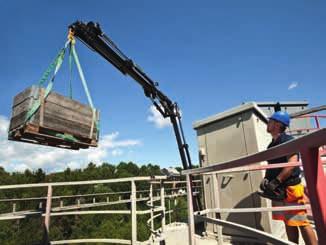 Hiab XS 544 Aika on kortilla. Kaukana puomin kärjessä on helposti särkyvä kuorma, joka on nostettava 30 metriä ilmaan ja laskettava varoen sementtisiilon päälle.