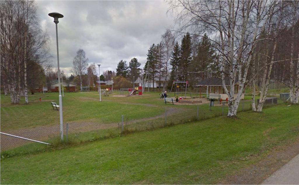 20 (45) 5.1.2 Linninpuisto Linninpuisto on leikkipuisto (kuva 7), jota lapsiperheet käyttävät ahkerasti. Puisto sisältää erilaisia lasten leikkeihin soveltuvia laitteita.