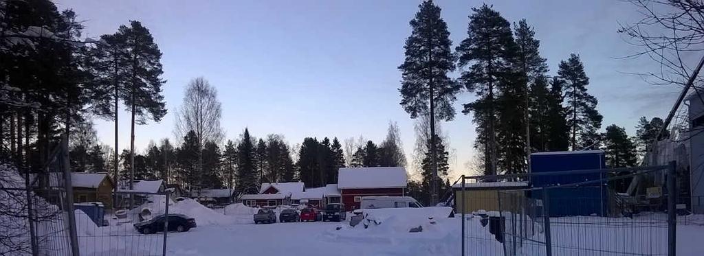 Alueella on Kangaslammin koulu ja alueen ympäristössä on yksikerroksista pientaloasutusta, viheralueita ja Kangaslammin urheilukentät.