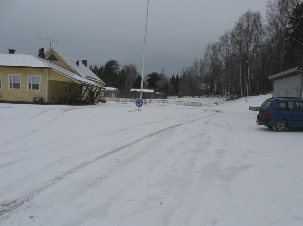 Kuva 26. Joentaan koulun piha 7.3.3 Kirkonkylän koulu Kirkonkylän koulun alue on äärimmäisen haastava ison oppilasmäärän takia. Opintie ja pysäköintialue erotetaan toisistaan reunakivetyksen avulla.