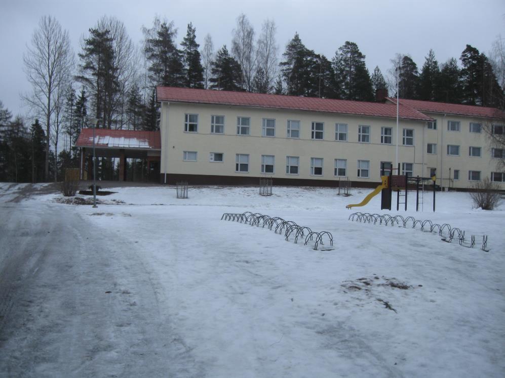 Kuva 28. Kormun koulun piha-alue 7.3.5 Launosten koulu Launosten koululla osa saattoliikenteestä tapahtuu Kartanontien varrella.