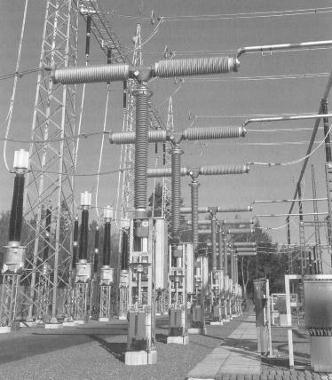8 Kuva 2. Yksivaiheisesti ohjattuja, kahdella katkaisupäällä per vaihe varustettuja erottavia 400kV:n katkaisijoita (Elovaara & Haarla 2011, 187.