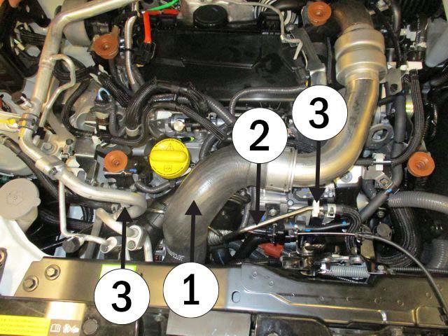 1 4/5 Demonter dekselet over motoren. Demonter intercoolerslangen (1). Løsne røret (2) fra plastklipset (3) og løft røret (2) opp/til siden. Varmeren monteres i slangen (4) som går til varmeveksleren.