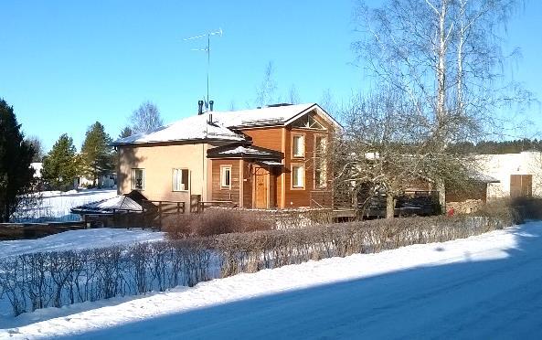täydennysrakentamisen myötä syntyneitä omakotitaloja. Useimmissa taloissa on kadun suuntaiset harjakatot ja tonteilla pieni talousrakennus.