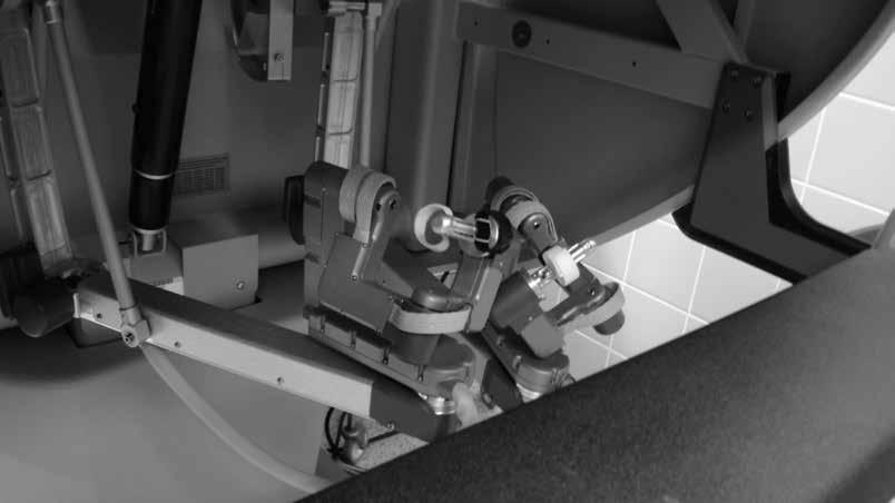 Kuva 4: Robotin käsiohjaimet Tässä tutkimuksessa olemme eniten keskittyneet radikaaleihin prostatektomiohin eli leikkauksiin, joissa syöpäsoluja sisältä eturauhanen poistetaan potilaasta.
