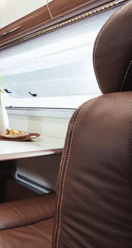 Takatallin lisäovi vasemmalla sivulla Plussat sisäpuolella + Airbag kummallakin etuistuimella + 6 istuinpaikkaa ajon aikana + Nestekeskuslämmitys + Suuret asuintilat + Ohjaamon