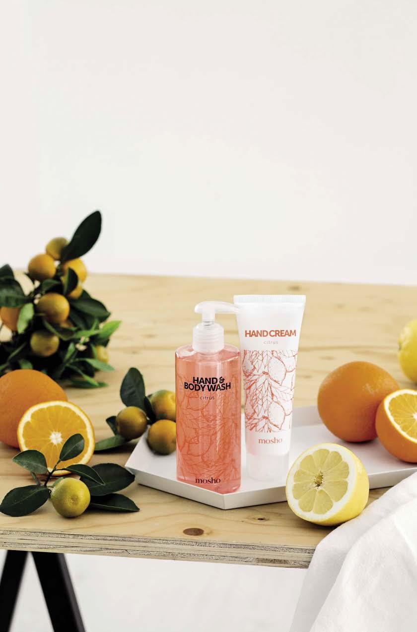 Sitruksen raikkautta Citrus-pakkaus on uusi tuotepari valikoimassamme. Raikas saippua käsille sekä vartalolle ja samettisen pehmeä ja kosteuttava käsivoide kätevässä tuubissa.