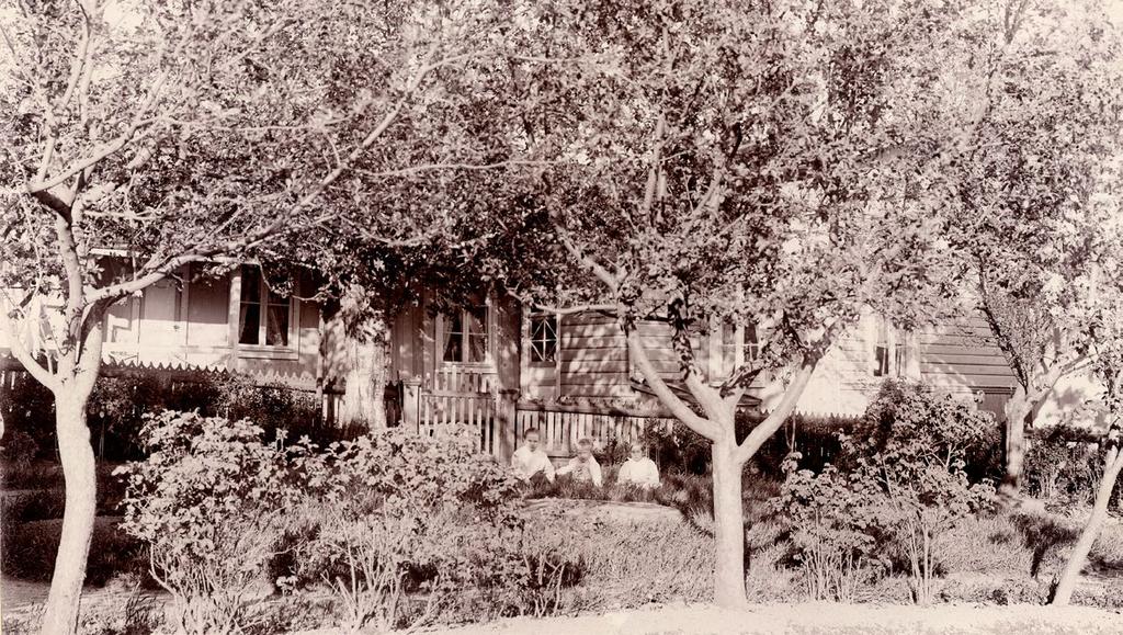 Rihamaatu 4:n isosta puutarhasta otettiin valouvia vuonna 1911. Puutarha oli jäsennetty aarevin linjoin ja aidattu eriseen muusta pihasta.