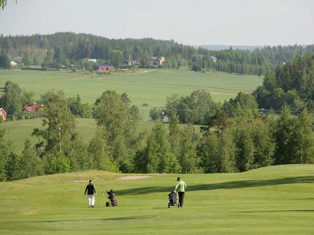 Hill Side Golf & Country Club Hill Side Golf & Country Club sijaitsee Vihdin Jokikunnalla, perinteikkäässä uusmaalaisessa maisemassa.