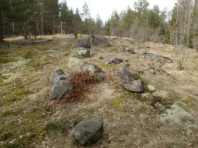 Vuoden 1872 kartalle on Stormossenin luoteispuolelle merkitty suohon pohjoisesta laskevaan puroon (joka laskee Kvarnmosset