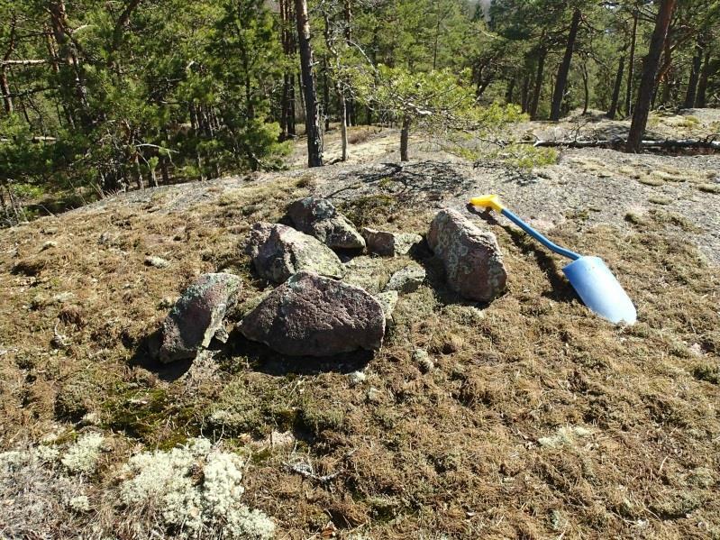 Kiveliö ei myöskään vaikuta ainakaan 1700-lukua vanhemmalta joten kyseessä on ilmeisesti jokin suhteellisen nuori rakennelma kivissä ei ole sammalta