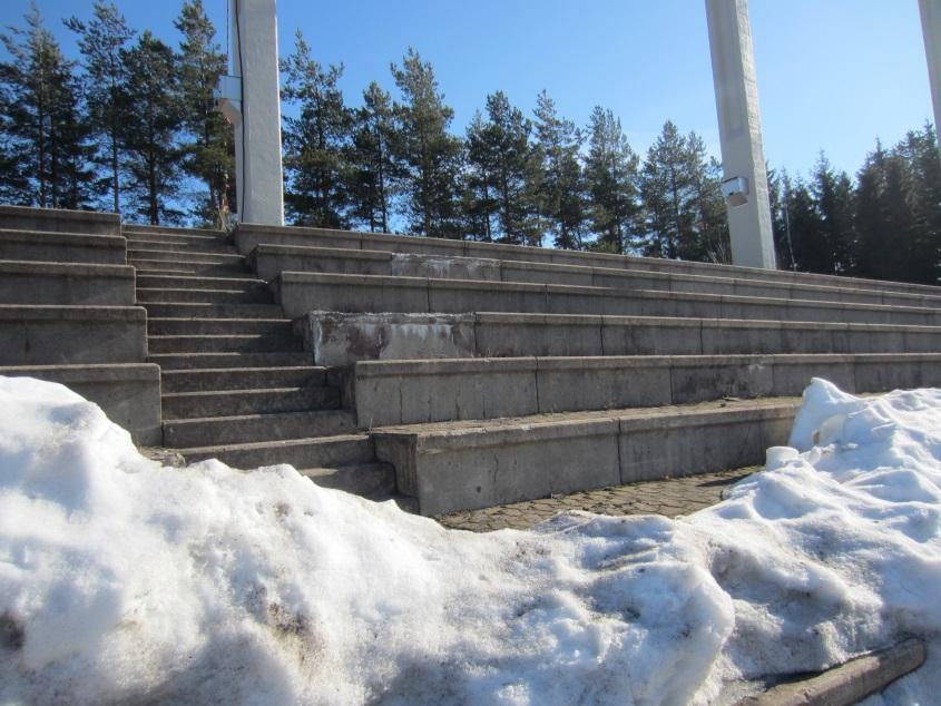 Kuva 2: Betonilaattapintaisessa katsomon osassa
