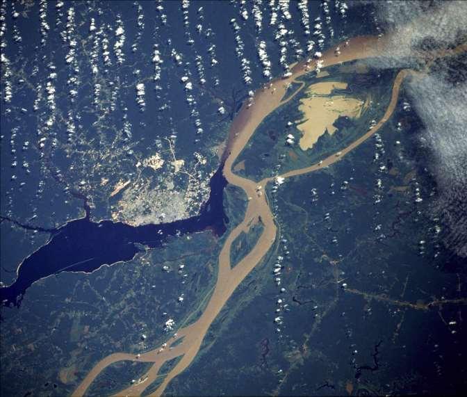 Satelliittikuvassa Rio Negron musta ja Amazonin pääuoman vaaleanruskea vesi erottuvat selvästi. Jokien kohtaamispaikassa Manausin kaupungin lähellä ne sekoittuvat hitaasti.
