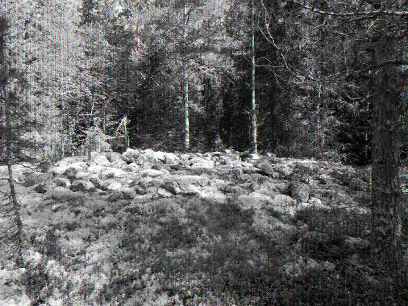 15 12 Maastotiedot: Noin 1 km Majavajärvestä pohjoiseen, vajaa 100 m pitkän kallioalueen eteläosassa. Kallion rinne laskee suhteellisen jyrkästi itä- ja pohjoispuolelle Kiukaannevan suolle.