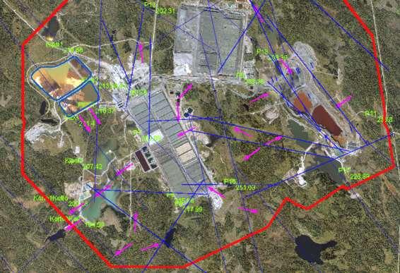 211 Kuva 12-3. Vuoden 2015 ilmakuvassa ruhjevyöhykkeet (sininen), kalliopohjavedenpinnat 2015 ja arvioidut virtausnuolet (magenta) (Poyry Finland Oy 2017). 12.1.2.2 Pohjavesialueet Kaivospiirin alueella ja purkuputkilinjauksella tai niiden läheisyydessä ei sijaitse luokiteltuja pohjavesialueita.