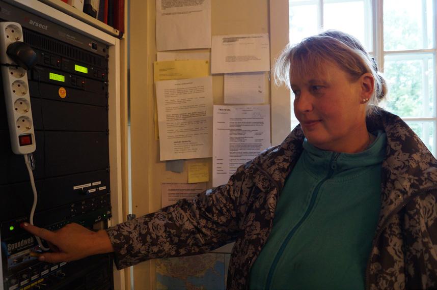 6 Tervetuloa messuun myös radion ääressä osallistuvat! KUVAT: TARJA KOPALAINEN Pappi noteeraa minut, vaikka en ole tullut kirkkoon. Kuuntelen kirkonmenot radiosta.