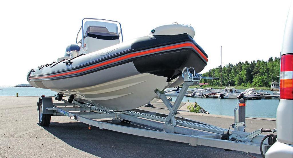 Kotimaiset Muuli-trailerit nyt elämänsä vedossa Kotimainen Muuli-traileriperhe kattaa kaikki kuljetustar peet kevyimmistä veneluokista aina lähes kolmetonnisen ja kahdeksan metrisen veneen