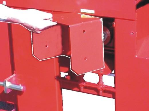 Kiinnitä teräketjulta ohjautuvan purun ohjain (nro 3 kuvassa 1) paikalleen koneen runkoon kahdella pultilla.