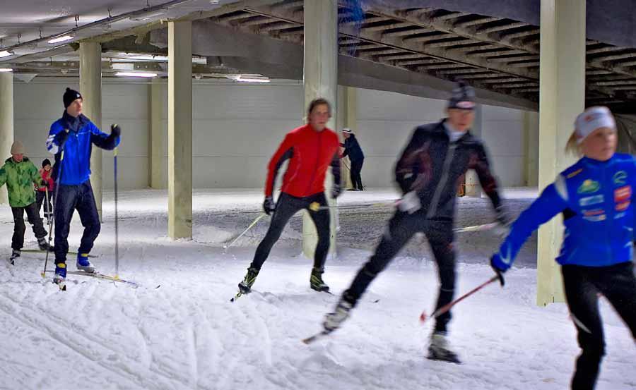 Sivakoimaan syksyllä sisätiloissa Hiihtokausi käynnistyi jo syyskuun loppupuolella Kivikon hiihtohallissa, joka mahdollistaa hiihtämisen myös poikkeuksellisen leutoina ja vähälumisina alkutalvina.