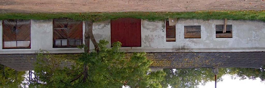 85 Kaagveren kylän keskellä sijaitsee kartanoajoilta peräisin oleva rakennus, jota on viimeksi käytetty kylän saunana ja autotalleina.