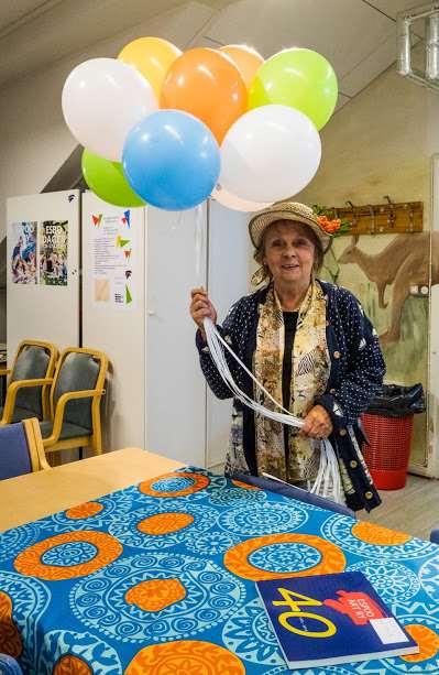 100 vierailijaa kävi talossa. Työhuoneissa taiteilijat esittelivät teoksiaan, jotkut maalasivatkin ja Sigge ahkeroi kasvomaalausten parissa. Lapsia riitti jonoksi asti.