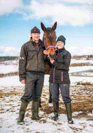 Jari, Tiina ja 19-vuotias eläkeläistamma Vattu. Yli 12 000 kilon keskituotoksella 108 lehmää on kahdelle robotille sopiva urakka. Kesällä 2016 meillä oli ovet avoinna.