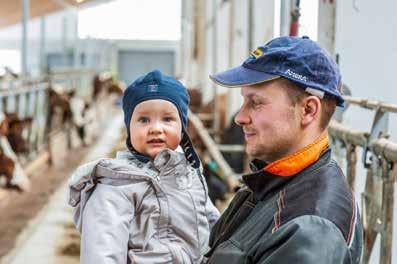 Paavossa on ainesta isännäksi. Oivan ja Riian mielestä lypsyasema on hyvä juttu. Jenni ja Eero tutustuivat Iisalmessa agrologiopintojen aikana.