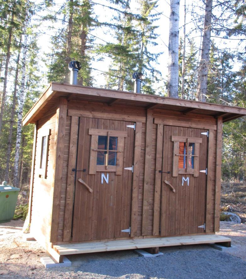 Tuplahuussit miehille ja naisille retkikämpän takana (pystytetty 29.10.2016) 1.