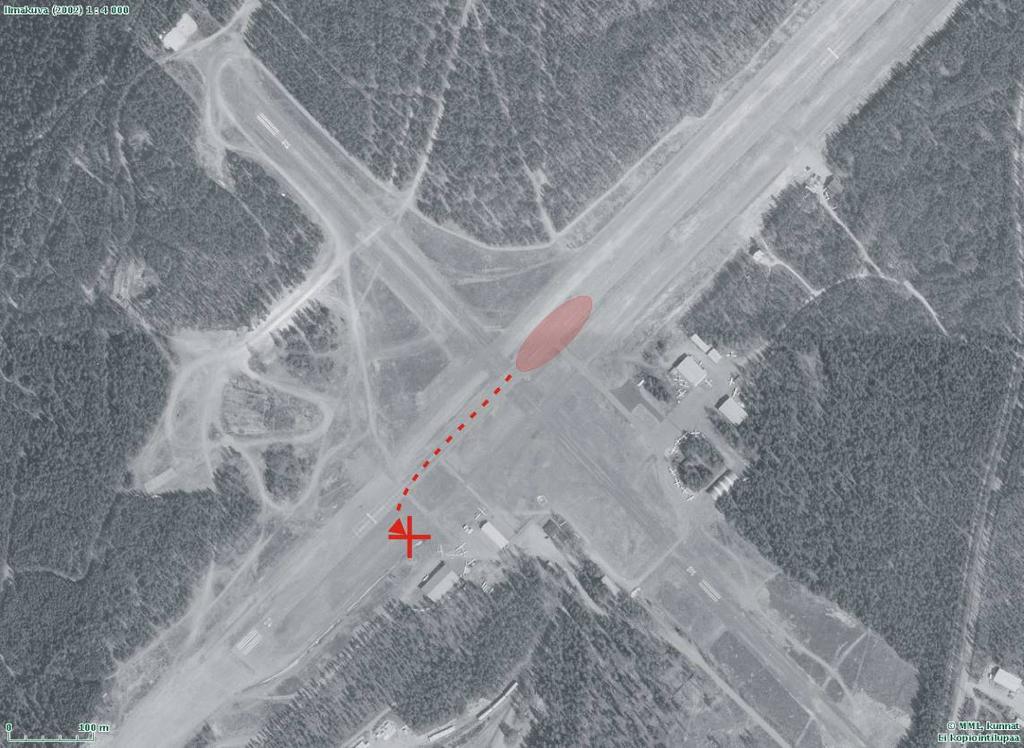 Kuva 6. Hyvinkään lentopaikka. Kuvaan on piirretty tutkijoiden näkemys lentokoneen lentoradasta katkoviivalla. Punaisella on merkitty arvioitu lentoonlähtöpaikka ja rastilla putoamispaikka.