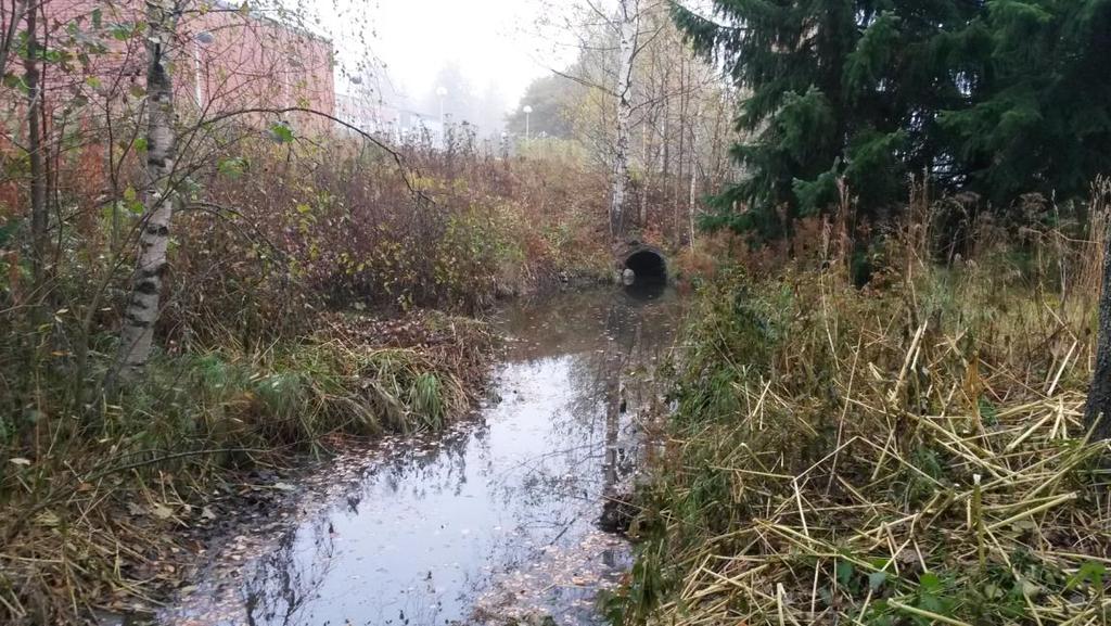 Pääuoma virtaa Tauskonkadun suuntaisesti lyhyen matkaa ja kääntyy etelään teollisuustontin länsireunaa pitkin.