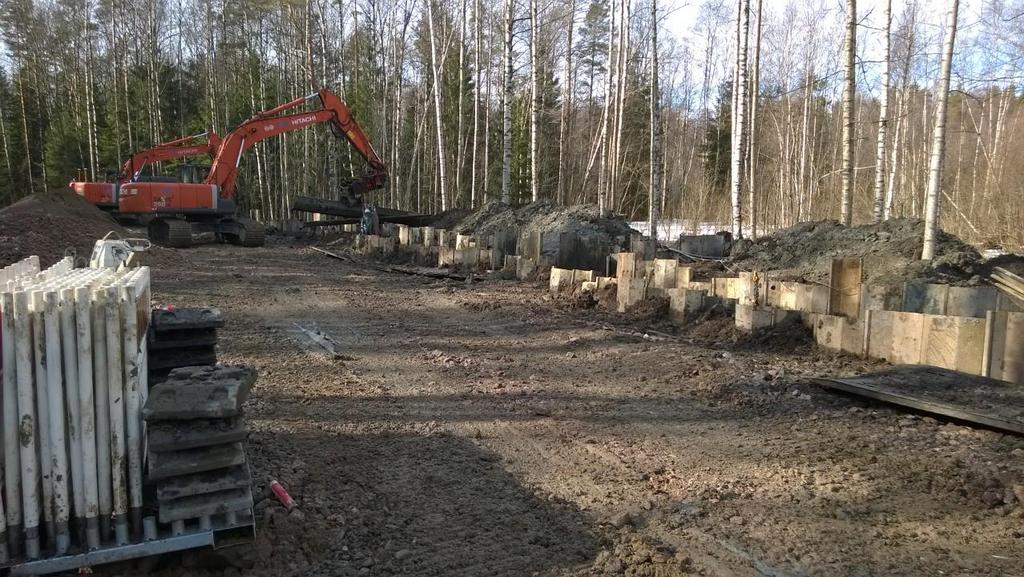 36 Kuva 16. Putkilinjaa ympäröivät puut loivat haasteet radiosignaalin kuuluvuudelle Pohjaolosuhteet putkilinjalla toivat myös omat haasteensa koneohjauksen hyödyntämiselle.