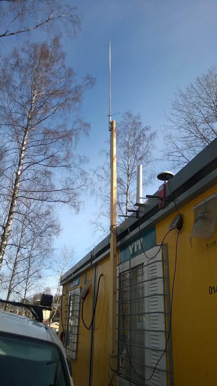 39 Kuva 20. Työmaalle asennettu oma tukiasema-antenni Perinteisessä maarakennustyössä putkilinjan teossa edetään mittamiehen korkomerkintöjen perusteella.