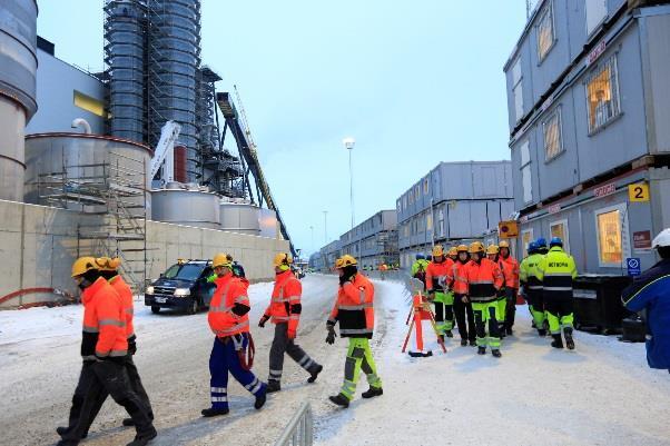 pienempiin osiin. Näin myös pienemmät ja paikalliset yritykset voivat osallistua rakentamiseen.