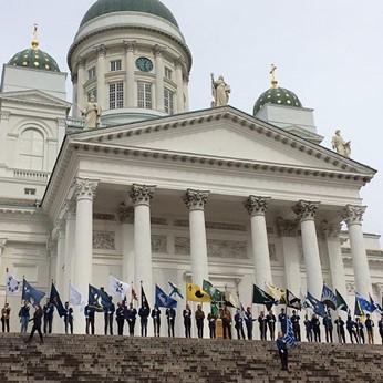 Loppupäivästä alkoi kuitenkin aurinkokin jo paistamaan mukavasti kasvoille. Ihan alussa lipunkantajat asettuivat näyttävään riviin Tuomiokirkon ylimmäiselle portaalle.