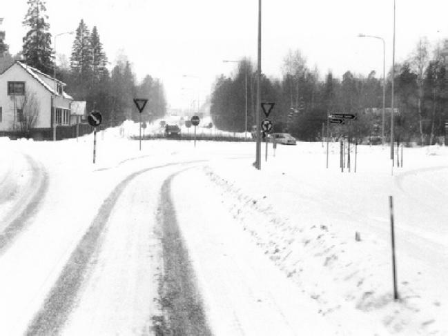Raskaat ajoneuvot kiertoliittymissä MITTAUSKOHTEET JA MENETELMÄT 27 Kangasala Kangasalla oli kaksi tutkimuskohdetta, toinen Valkeakoskentiellä ja toinen Alasentiellä.