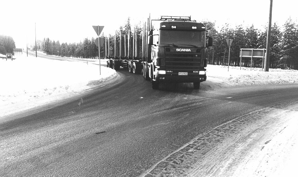 28 Raskaat ajoneuvot kiertoliittymissä MITTAUSKOHTEET JA MENETELMÄT Hämeenkyrö Hämeenkyröstä oli valittu kaksi kiertoliittymää.