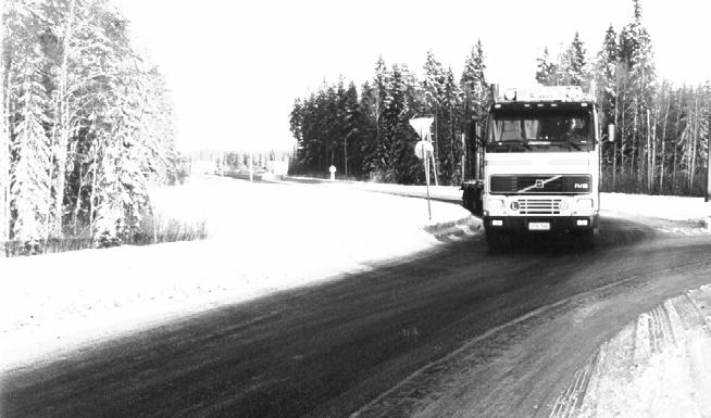 38 Raskaat ajoneuvot kiertoliittymissä MITTAUSTULOSTEN ANALYSOINTI Käyttäytymistavat voidaan jakaa kahteen pääryhmään.