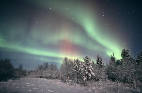 Revontulet: Auringosta tulevat hiukkaset virittävät ylempien