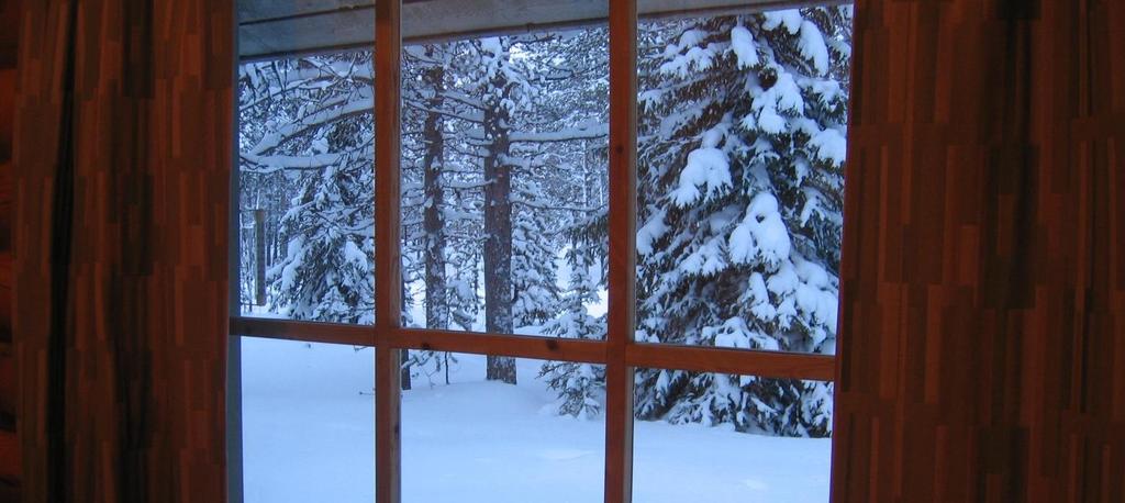 Kuvassa talvimaisemaa Ylläskuninkaan ikkunasta.