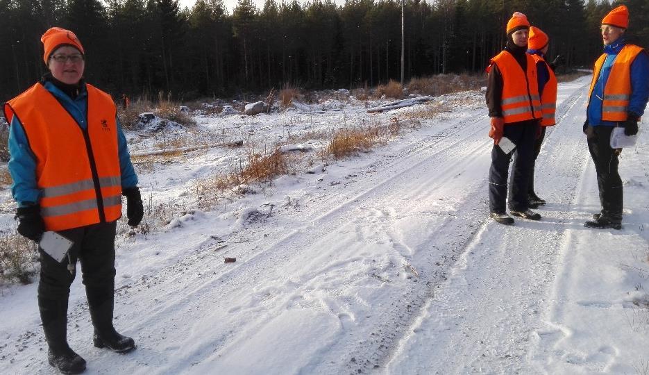 ENSIKERTALAISENA HIRVIJAHDIN AJOKETJUSSA Yhdessä! Aamu oli vasta valkenemassa Turengin linja-autoasemalla, kun hirvijahdin ajoketjuun tuleva väki varustautui.