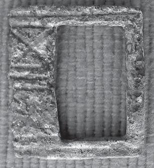 Puukko ja tuluskivet vyöllä Haudan numero 10 miehellä oli vyötärönsä ympärillä pienellä soljella (Kuva 7) varustettu villainen vyö, jonka tekstiilistä on jäänyt jäljelle vain yksittäisiä lankoja ja