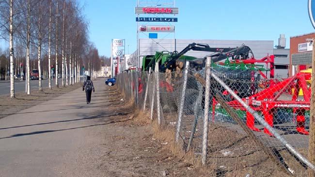 Kuva 3. Näkymä tontin kaakkoiskulmalta Nuottasaarentietä länteen. Kuva 4. Näkymä Kempeleentietä pitkin etelään.