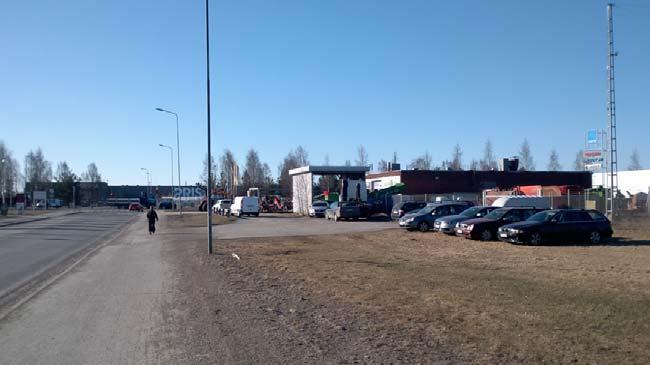 Tontilla lähinnä katua näkyy katos laitteiden esittelyä varten.