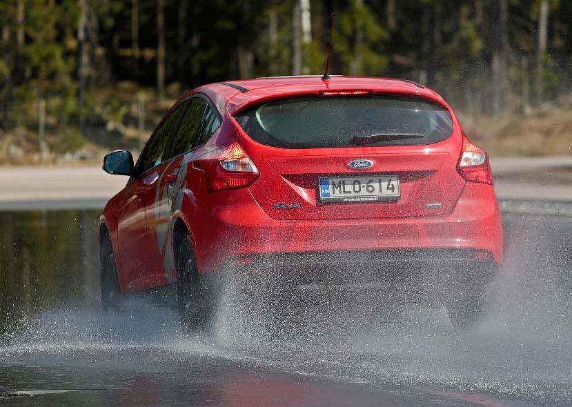 JARRUTUSMATKAT MÄRÄLLÄ PITENEVÄT MERKITTÄVÄSTI 13/24 Huonokuntoisella kesärenkaalla vauhtia on vielä 45 km/h kohdassa,