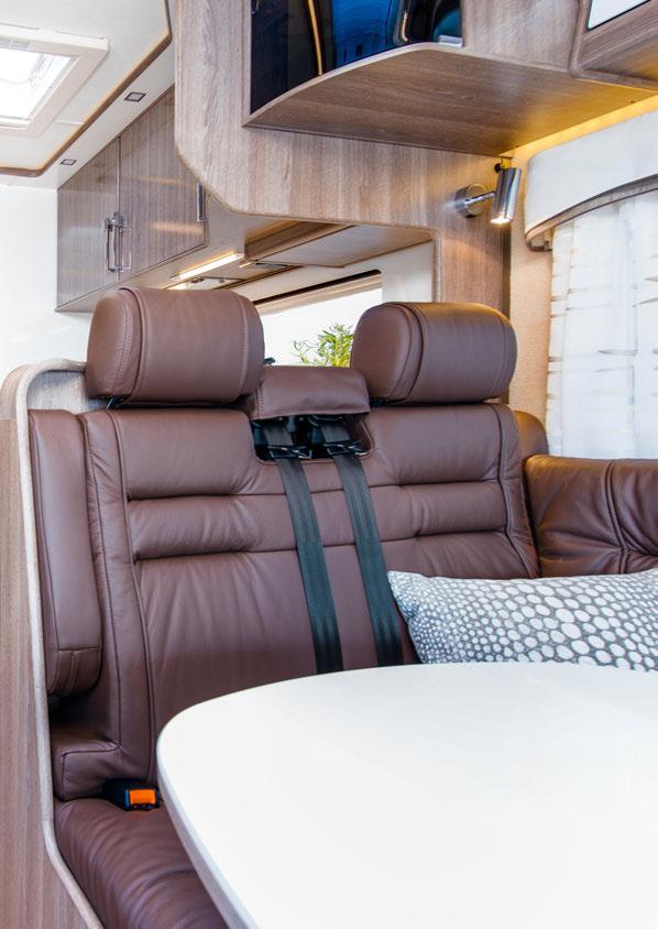 Travel Master Imperial i910 T i910 T on matkailuauto, jossa on suuri ja avara kylpyhuone koko matkailuauton takaosan leveydellä.