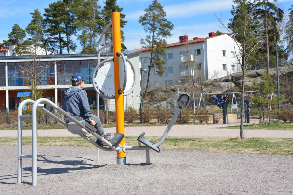 Väestöryhmittäin erot ovat merkittäviä. Nuoret, nuoret aikuiset ja pienten lasten perheet esittävät eniten toiveita, yli 50-vuotiaat vähiten.