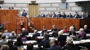 13 Hylkäysehdotus (+ kannatus) esitetään suullisesti keskustelun kuluessa; ehdotus on tehtävä, vaikka hylkäysehdotus sisältyy mietinnön vastalauseeseen.
