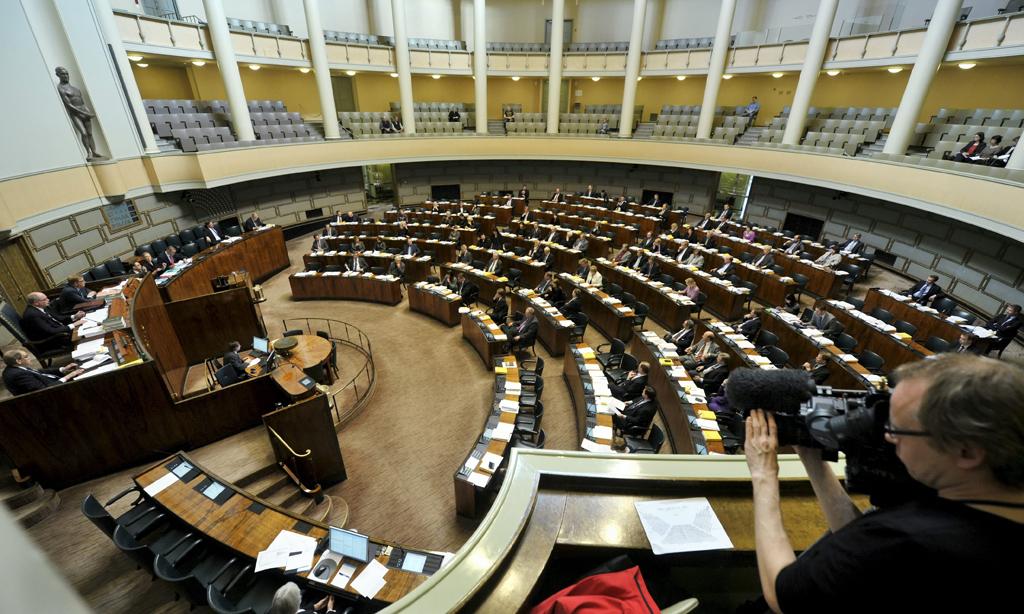 14 Välikysymykseen perustuva epäluottamuslause kannatuksineen esitetään keskustelun kuluessa hallituksen annettua vastauksensa.